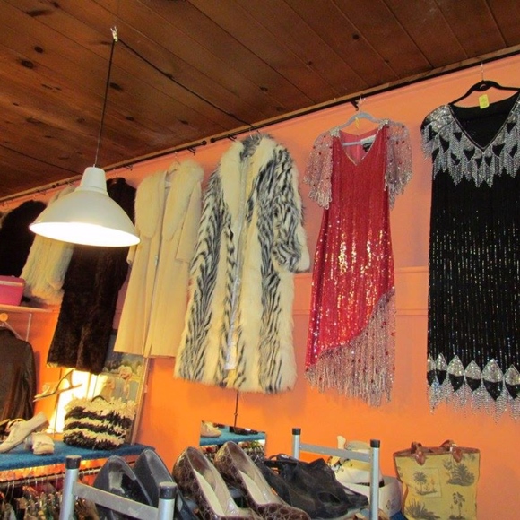 Meet your Posher, Joann. Vintage and Ready-to-wear - Picture 4 of 8